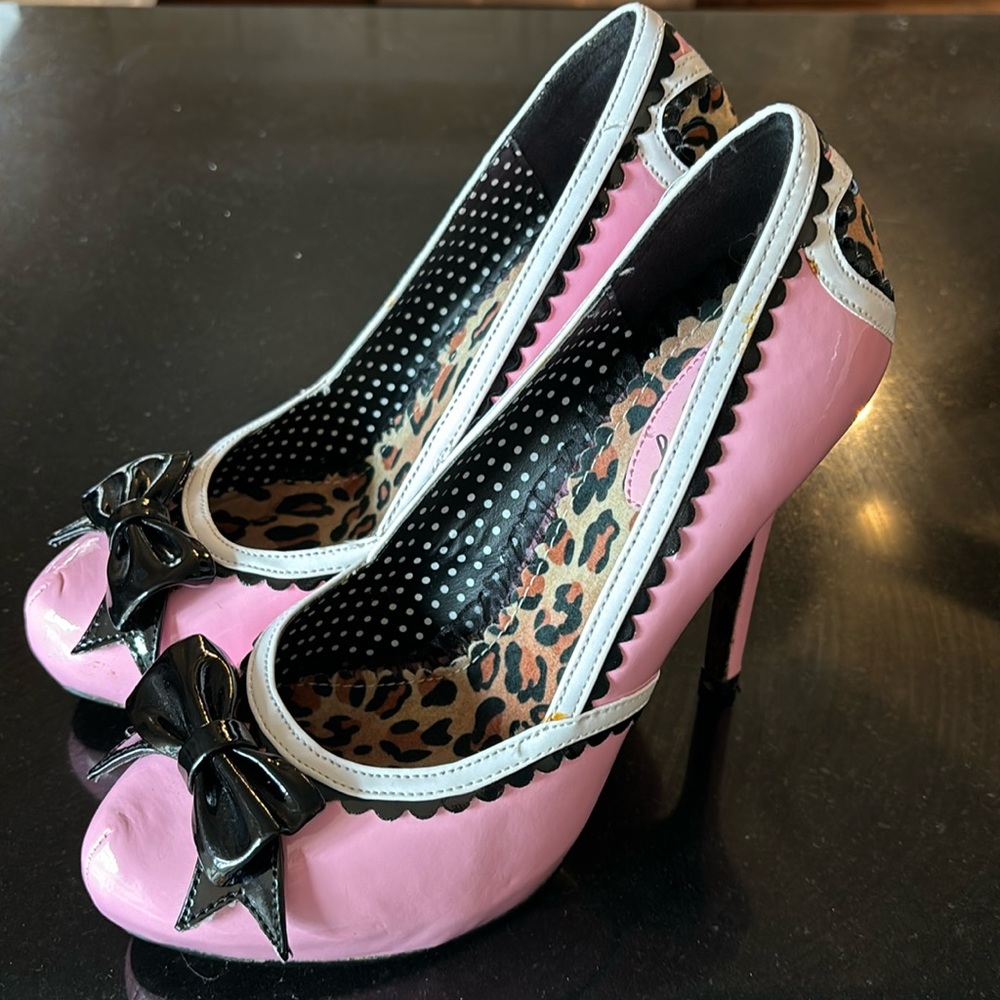 Bettie Page Stiletto Heels 8 Pink and Black trim super cute